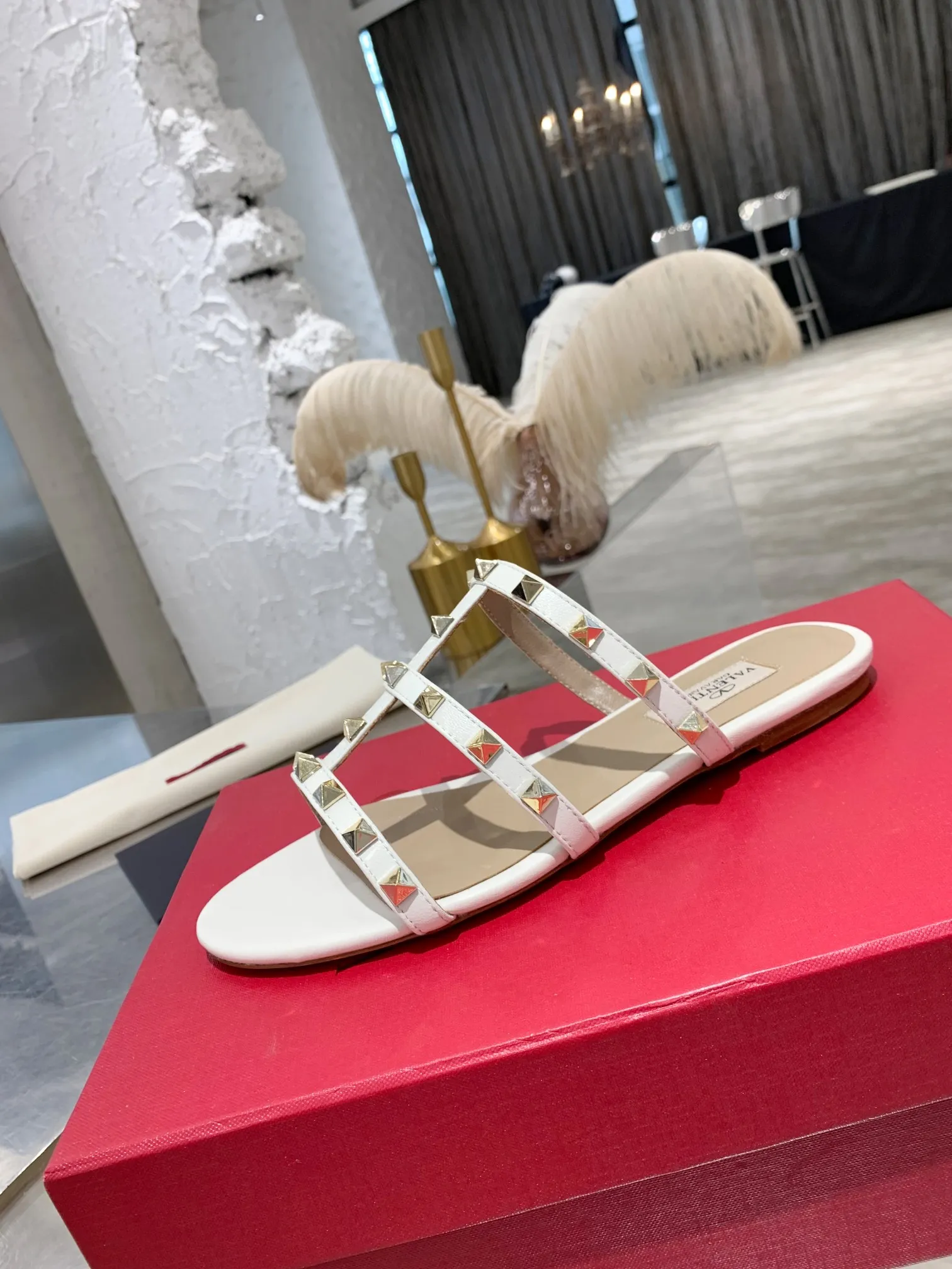 👟👟Ex-factory price 380👟👟 Women's shoes, women's clothing, Valentino studded classic sandals ✔️Mixed-breed sheepskin upper ✔️Mixed-breed sheepskin lining and foot pads ✔️Italian cowhide outsole texture is clear and consistent with the counter ✔️Size 35-40 (34, 41, can be customized and not returned)
